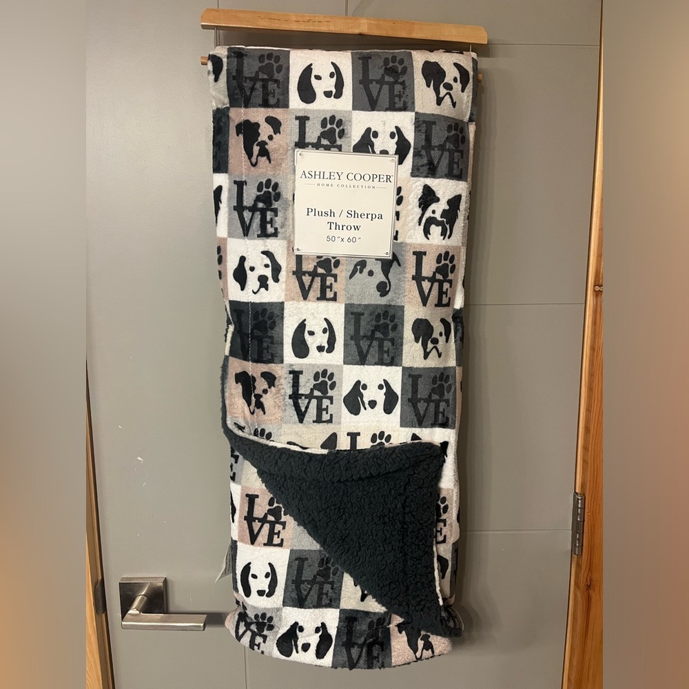 Ashley Cooper Home collection Sherpa throw 50x60
